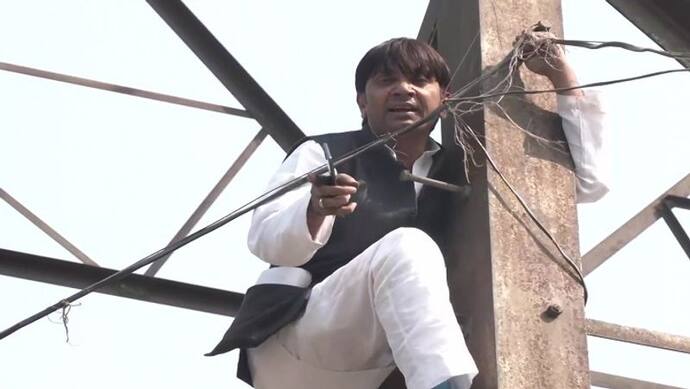Delhi MCD Polls: टिकट नहीं मिला तो शोले के वीरू बने आप के पूर्व पार्षद, बिजली टावर पर चढ़कर कहा- दे दूंगा जान
