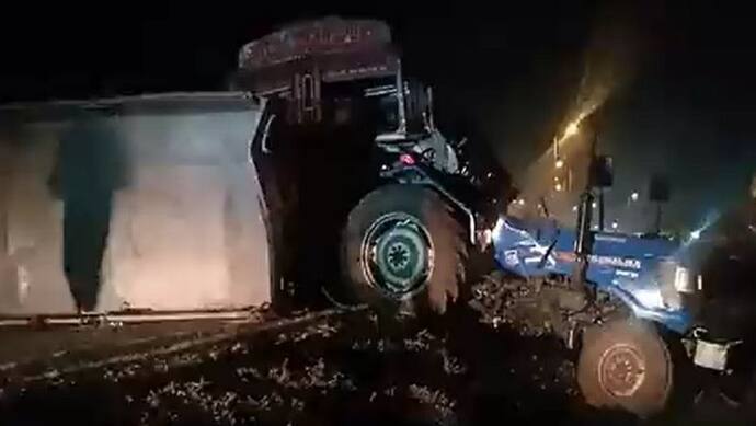 तेलंगाना: ट्रैक्टर ट्रॉली में बैठकर मंदिर से घर लौट रहे लोगों को ट्रक ने मारी टक्कर, पांच की मौत, 25 घायल