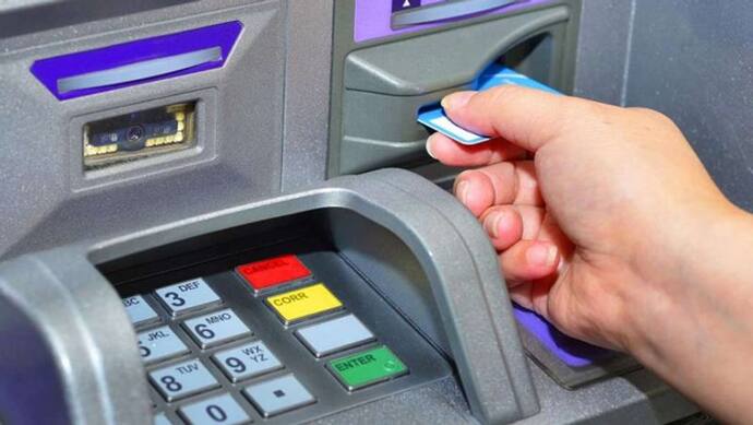 कहीं अटक न जाए ATM में आपका पैसा, यहां जानें SBI ने कैश ट्रांजेक्शन रूल्स में क्या किए बदलाव
