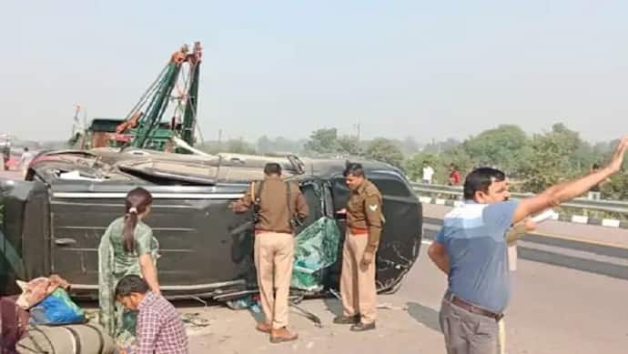 डिंपल के प्रचार के लिए मैनपुरी जा रही सपा विधायक पूजा पाल हुईं हादसे का शिकार, क्रेन की मदद से हटवाई गई गाड़ी