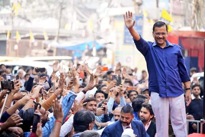 AAP विधायक गुलाब सिंह को कार्यकर्ताओं ने दौड़ा-दौड़ाकर पीटा, वीडियो शेयर कर बीजेपी ने कसा तंज