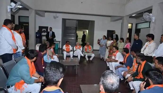 PM मोदी ने गुजरात में कार्यकर्ताओं को दिया सरप्राइज, बेंच पर बैठकर परिवार की तरह की बात...याद आए पुराने दिन