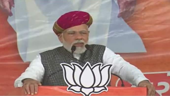 PM बोले- कांग्रेसी नेता कह रहे हैं नरेंद्र मोदी को औकात बता देंगे, मैं सेवक हूं, मेरी कोई औकात नहीं