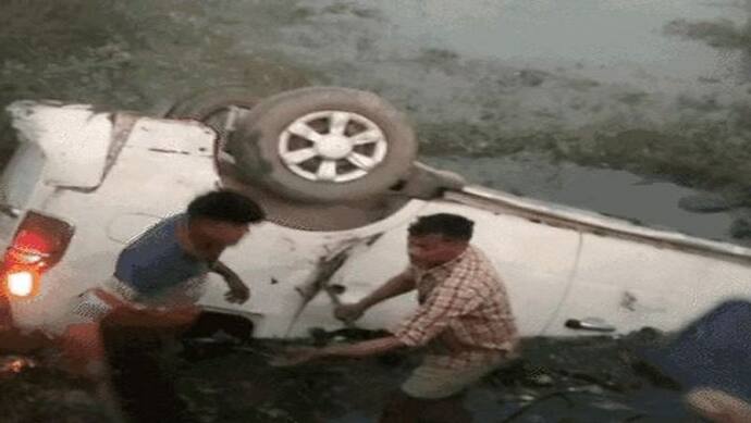 लखीमपुर में अनियंत्रित होकर कार पलटने से 5 की मौत, 7 गंभीर रूप से हुए घायल, JCB की मदद से निकाली गई गाड़ी