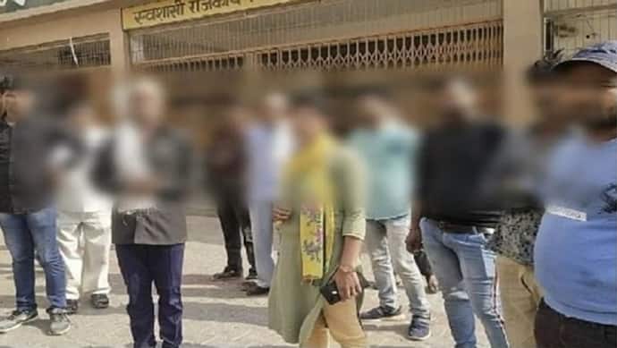 फिरोजाबाद: HIV पॉजिटिव महिला को छूने से कतराते रहे डॉक्टर, 6 घंटे तक तड़पती रही गर्भवती, नवजात की हुई मौत