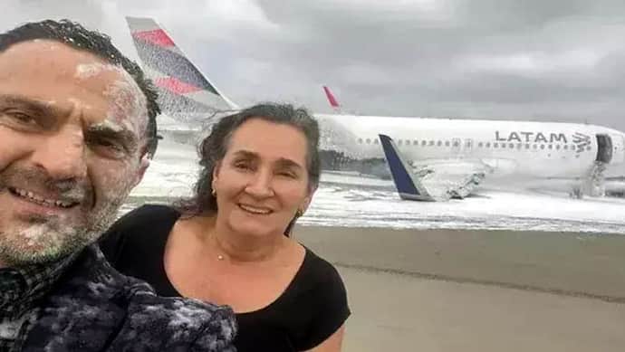 Weird Selfie: विमान हादसा और इस कपल की वायरल सेल्फी, जानें क्या है पूरा मामला