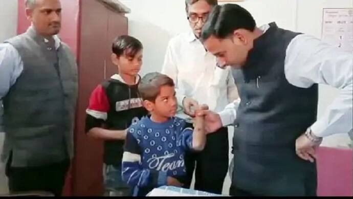 कानपुर: 2 का पहाड़ा नहीं सुना पाने पर नाराज शिक्षक ने छात्र के हाथ पर चलाई ड्रिल मशीन, ऐसे टला बड़ा हादसा