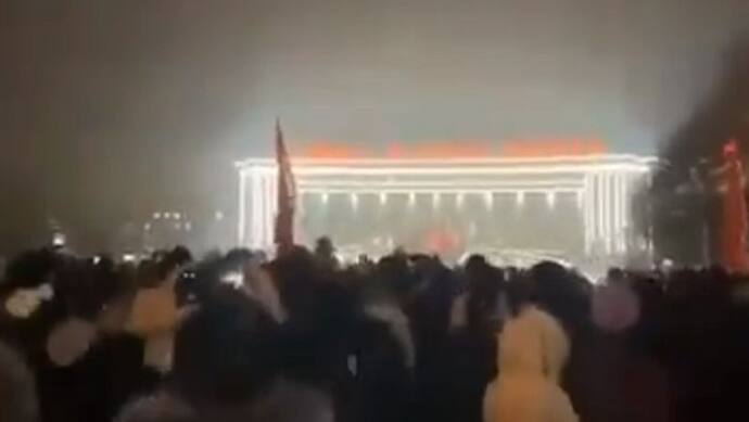 चीन में कोरोना लॉकडाउन के खिलाफ उग्र विरोध प्रदर्शन, आग लगने से 10 लोगों की मौत से भड़का गुस्सा