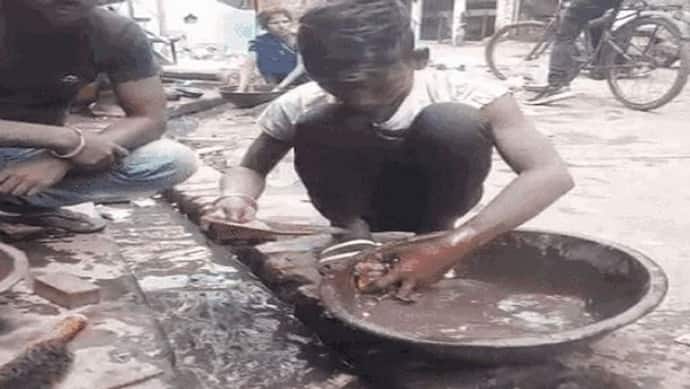 गोरखपुर: नालियों में बहता कीचड़ उगलता है सोना, 100 से ज्यादा परिवार आमदनी के लिए तेजाब से गलाकर कर रहे ये काम