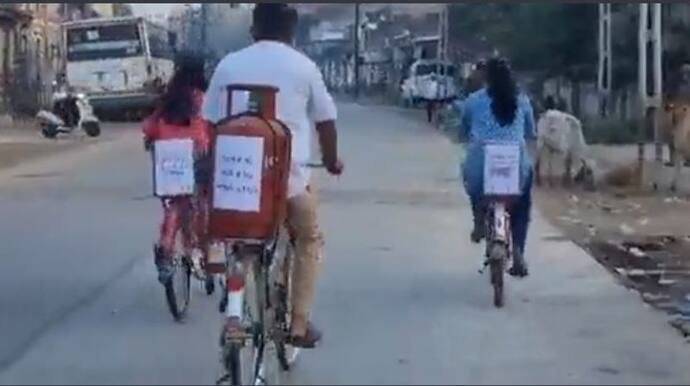 साइकिल की सवारी: गुजरात में ये कांग्रेस उम्मीदवार इस बार पत्नी की जगह गैस सिलेंडर लेकर पहुंच गया वोट देने