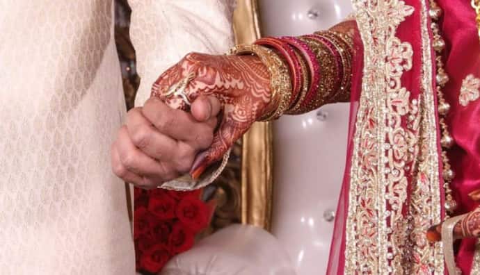 अजब प्रेम की गजब कहानी: 45 साल की महिला को 25 साल के युवक से हुआ प्यार, थाने में हुई दोनों की शादी