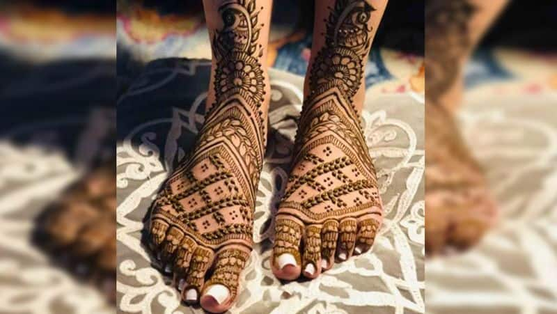 Foot mehndi design for bride: दुल्हन के पैरों के लिए एकदम ट्रेंडी और  स्टाइलिश है ये जालीदार मेहंदी डिजाइन