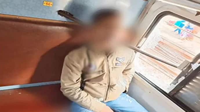 अलीगढ़ः देखिए कैसे ट्रेन के अंदर आराम से बैठे पैसेंजर के लिए खिड़की से आ गई मौत