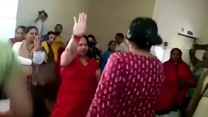 सीतापुर: CHC में महिला स्टाफ का डांस करते हुए वीडियो वायरल, इलाज कराने पहुंचे मरीज बनें तमाशबीन