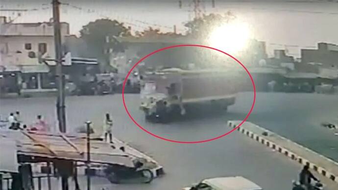 दिल दहलाने वाला CCTV: बस के इंतजार में खड़ी सवारियों को रौंदते हुए दौड़ा ट्रक
