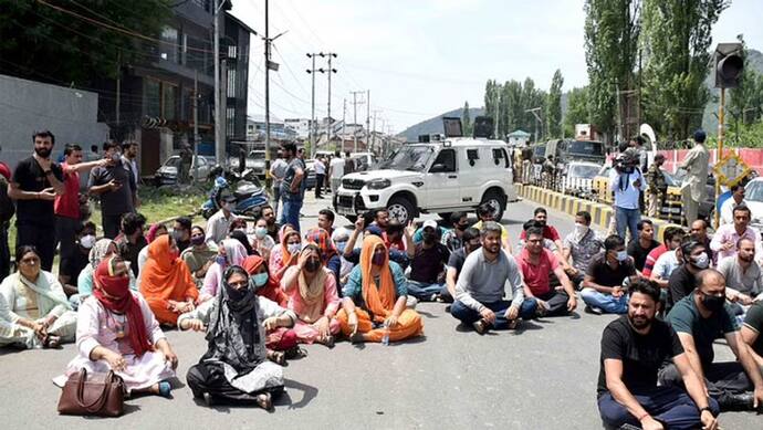  जम्मू-कश्मीर: बौखलाए आतंकियों ने पत्रकारों के बाद 56 सरकारी कर्मचारी कश्मीरी पंडितों की एक हिट लिस्ट बनाई