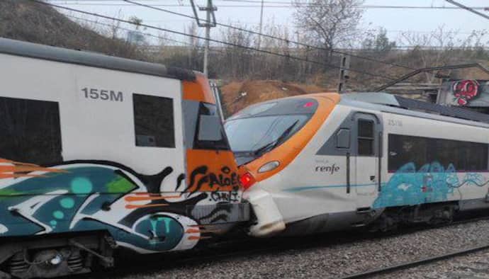 Train Accident: स्टेशन पर खड़ी ट्रेन को पीछे से दूसरी ट्रेन ने मारी टक्कर, कम से कम 150 लोग घायल