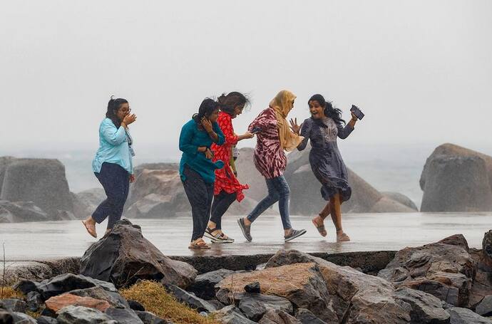 साइक्लोन मैंडूस के कमजोर पड़ने से बड़ा खतरा टला, लेकिन तमिलनाडु के 3 जिलों में भारी बारिश का अलर्ट 