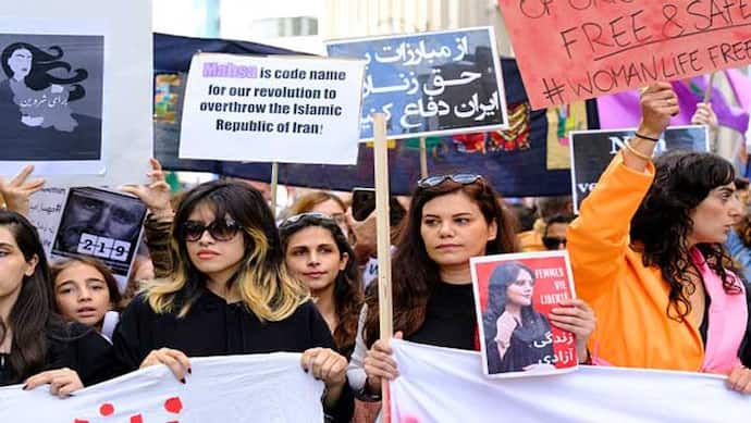 हिजाब विरोध प्रदर्शन करने वाली महिलाओं के प्राइवेट पार्ट, सीने व आंखों में मारी जा रही गोली : रिपोर्ट