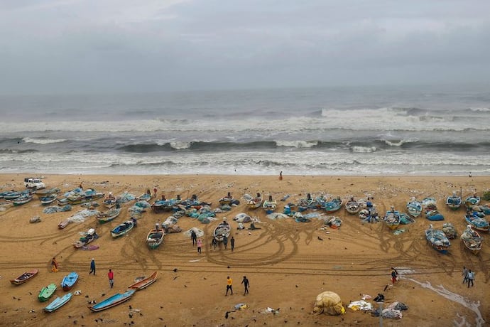 साइक्लोन मैंडूस के असर से तमिलनाडु-आंध्र प्रदेश में भारी बारिश का अलर्ट, चेन्नई में कई जगह नुकसान