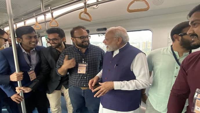 PM मोदी ने वंदे भारत एक्सप्रेस को दिखाई हरी झंडी, खुद टिकट खरीद कर रहे मेट्रो ट्रेन की सवारी