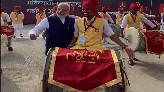 नागपुर में प्रधानमंत्री का हुआ भव्य स्वागत, वीडियो में देखें किस तरह नरेंद्र मोदी ने बजाया ढोल