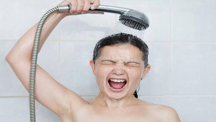गर्म पानी से नहाते हैं तो हो जाएं सावधान, बढ़ सकता है नपुंसकता का खतरा और बीपी भी हो सकता है हाई