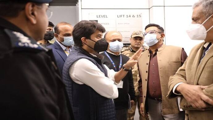 मंत्री को मिली खबर बस अड्डे सा हो गया दिल्ली एयरपोर्ट का हाल, सच्चाई जानने पहुंचे तो लगा शिकायतों का अंबार
