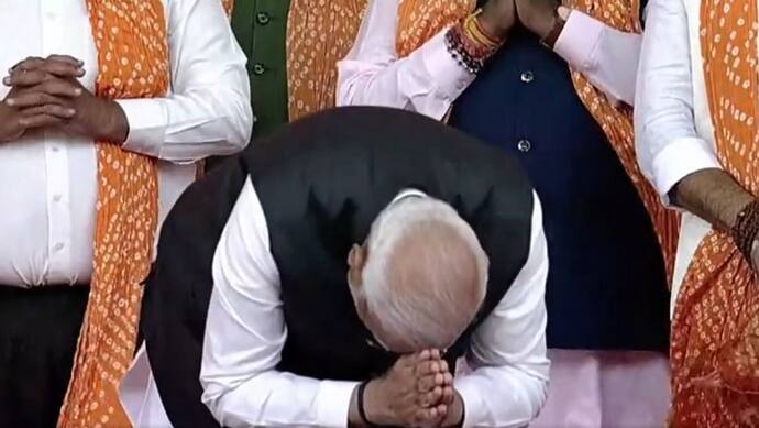 रिकॉर्ड जीत के लिए PM नरेंद्र मोदी ने गुजरात की जनता को दिया धन्यवाद, मंच पर झुककर किया नमन