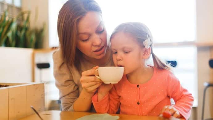 सर्दी से बचने के लिए बच्चों को पिलाते हैं चाय-कॉफी, तो हो जाएं सावधान ! इससे होते है ये गंभीर नुकसान