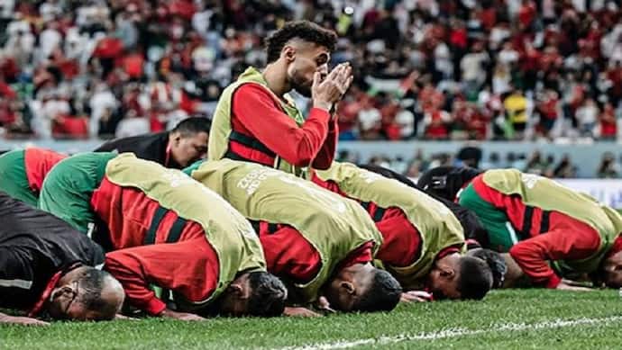 FIFA World Cup: हार के बाद मोरक्को के खिलाड़ियों ने अल्लाह के सामने किया सजदा, लोगों से कहा- इस्लाम करें कबूल
