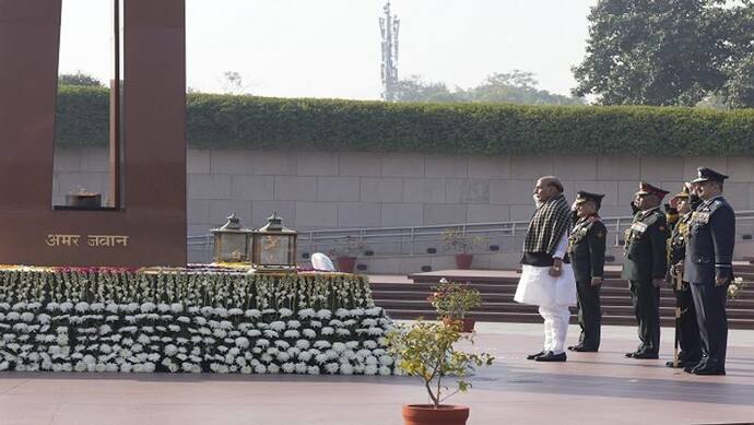 विजय दिवस: राजनाथ-राजीव चंद्रशेखर ने युद्ध स्मारक पर किया माल्यार्पण, पाक के 93,000 सैनिकों ने किया था सरेंडर