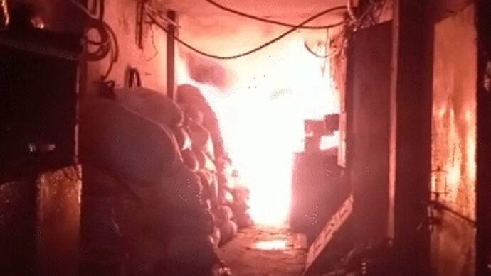 कानपुर: साइकिल पार्ट्स बनाने वाली फैक्ट्री में लगी भीषण आग, 3 मजदूरों की जिंदा जलकर मौत 5 झुलसे