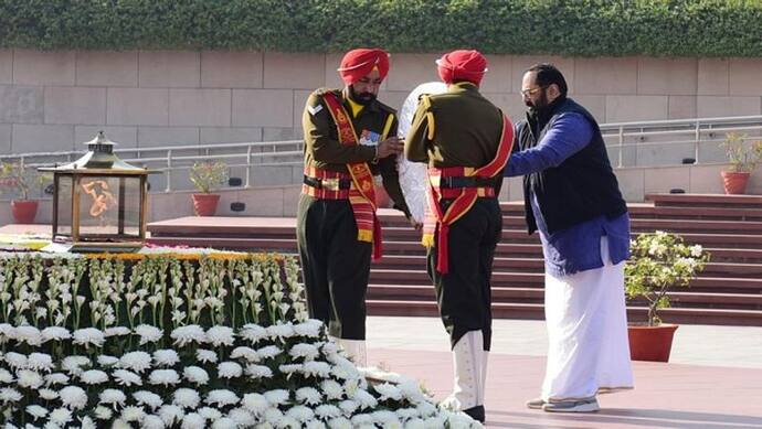 विजय दिवस: राज्यमंत्री राजीव चंद्रशेखर ने राष्ट्रीय समर स्मारक पर पुष्प अर्पित कर सैनिकों की शहादत को याद किया