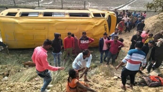 गोरखपुर में पिकनिक पर आई स्कूल बस फोरलेन पर पलटी, राहगीर की मौत समेत 17 बच्चे गंभीर रूप से हुए घायल