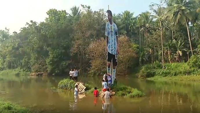 केरल में नदी के बीच से बाहर निकाला गया मेसी का कटआउट, देखें यह वीडियो