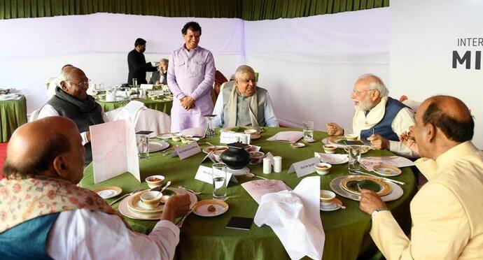 Photos में देखें संसद की खुशनुमा दुपहरी: एक ही टेबल पर धनखड़, मोदी, खड़गे ने बाजरे के डिशेस का किया लंच
