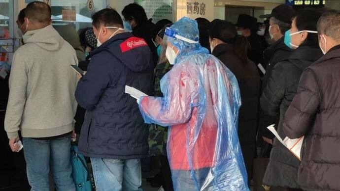 कोरोना से चीन में रोज हो रही 5,000 लोगों की मौत, दवा के लिए फैक्ट्री के बाहर लगी लाइन, हो रही ब्लैक मार्केटिंग