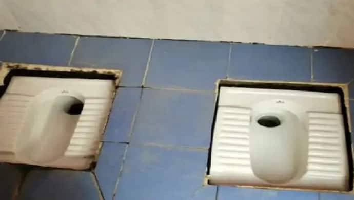 अजब-गजब शौचालय: 10 लाख में बना बिना पार्टीशन 2 सीटों वाला टॉयलेट, कारनामा देख लोग हैरान