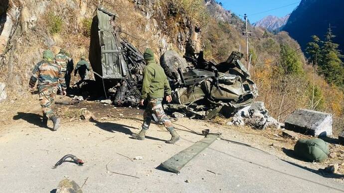 सिक्किम: तस्वीरों में देखें खाई में गिरकर चकनाचूर हुआ सेना का ट्रक, तीन ऑफिसर समेत 16 जवानों की मौत