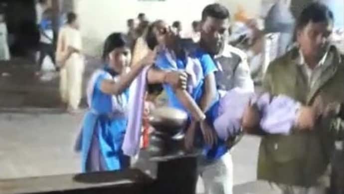 श्री जगन्नाथ पुरी मंदिर में अफरा-तफरी में 6  छात्राएं घायल,कोलकाता में सेल्फी ले रही लड़की की ड्रेस में आग लगी