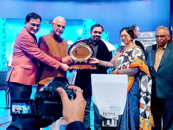 व्यंग्यकार पंकज प्रसून को पहला राजू श्रीवास्तव सम्मान-2022, आयुष्मान के कंसर्ट को भी लोगों ने खूब सराहा