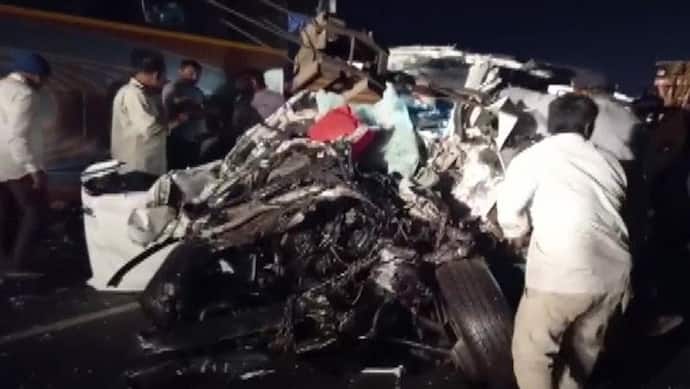 गुजरात: ड्राइवर को दिल का दौरा पड़ा तो फॉर्च्यूनर कार से टकराई बस, 9 लोगों की मौत, 32 घायल