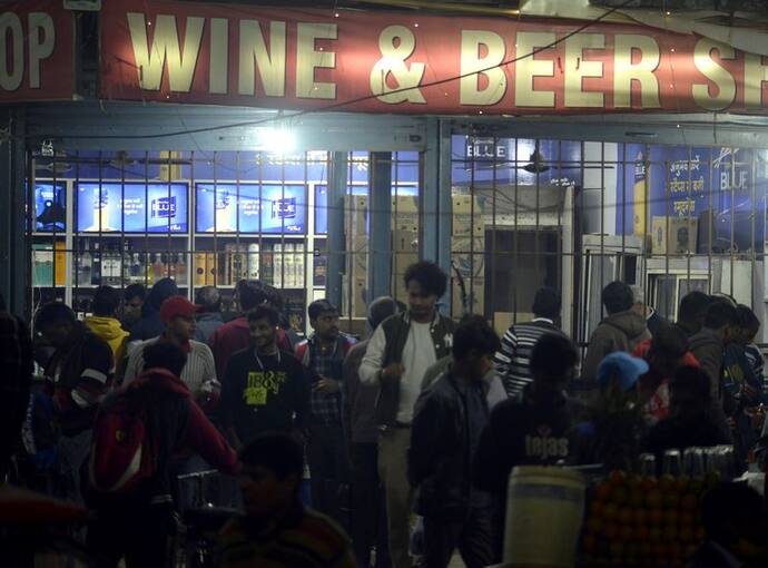 क्रिसमस से 31 दिसंबर तक 1 करोड़ बोतलें पी गए दिल्ली वाले, पढ़ें चौंकाने वाली 10 बातें