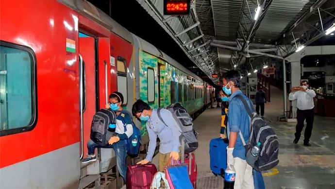 कोहरे के चलते लेट हुई ट्रेन तो रेलवे देगा मुफ्त खाना, टिकट कैंसिल किया तो मिलेगा पूरा पैसा