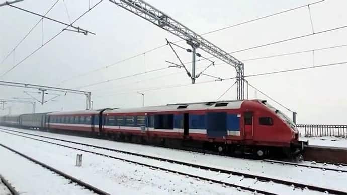 'जन्नत के अंदर एक और जन्नत', रेल मंत्रालय ने बर्फ से ढकी कश्मीर घाटी में चलती ट्रेन का वीडियो किया शेयर