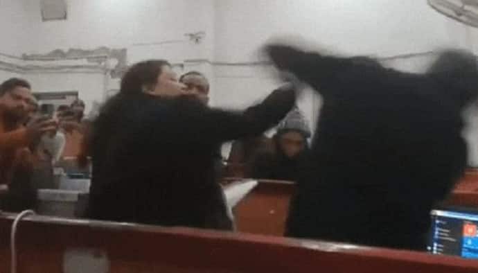 प्रयागराज: महिला वकील ने डाकघर में जमकर किया हंगामा, कर्मचारियों को जड़े थप्पड़
