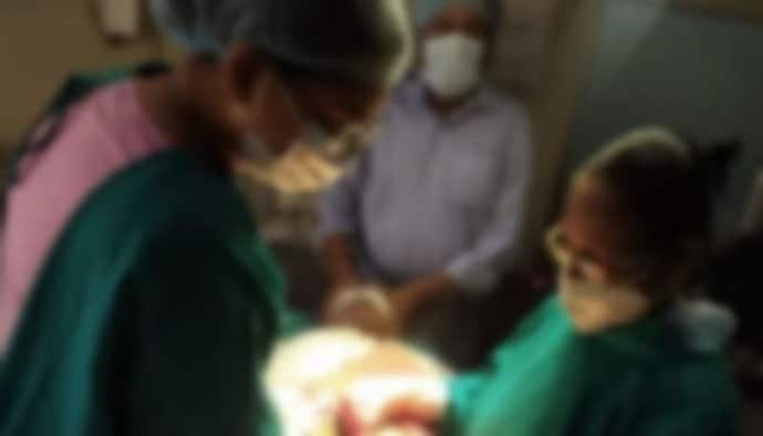 गोरखपुर: हाथ-पैर पकड़ बिना बेहोश किए ही करवा रहे थे गर्भपात, नर्स ने बताया ऑपरेशन थिएटर का पूरा सच