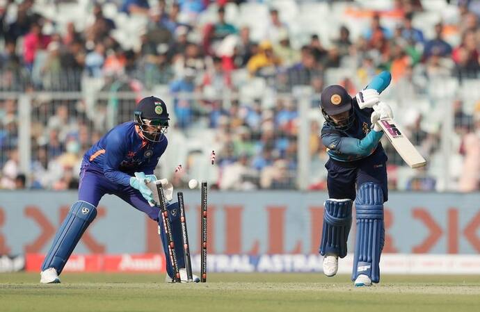 IND V/S SL 2nd ODI: कुलदीप की करिश्माई गेंदबाजी, सिराज ने विरोधियों को दिए बड़े झटके, 215 पर सिमटा श्रीलंका