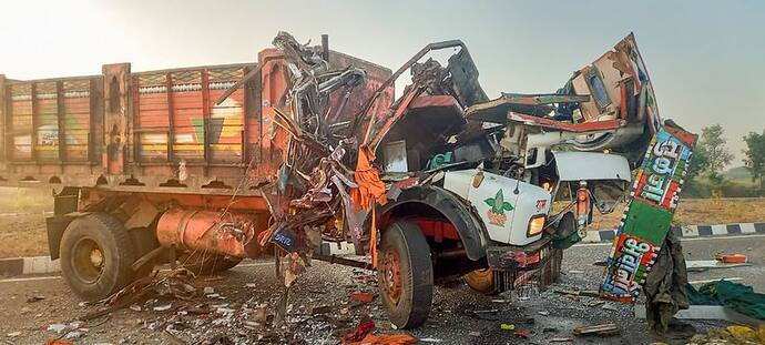 महाराष्ट्र के नासिक में तेज रफ्तार बस के ट्रक से टकराने पर 10 की मौत, CM ने दिए जांच के आदेश